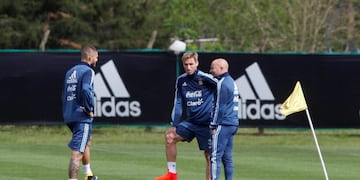Football Soccer - Argentina's national soccer team training - World Cup 2018 Qualifiers - Buenos Aires, Argentina - October 3, 2017 - Argentina's head coach Jorge Sampaoli talks to Mauro Icardi and Lucas Biglia during a training session ahead match against Peru\u002E REUTERS/Martin Acosta
