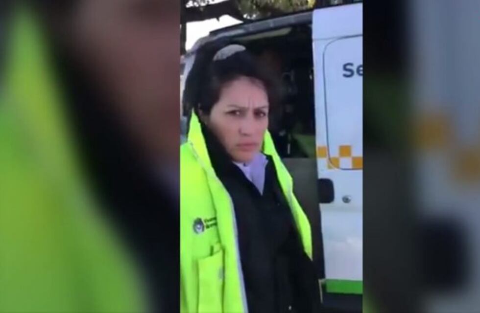 Escracharon a una agente de tránsito que le pateó el auto a un conductor