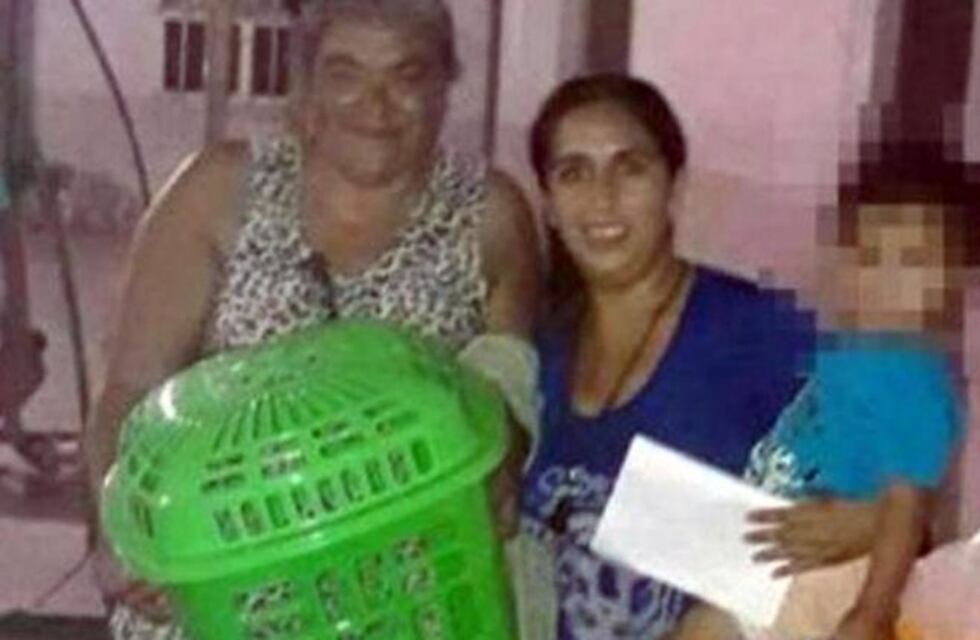 Un intendente salteño regaló tachos y escobas a las vecinas por el Día de la Mujer