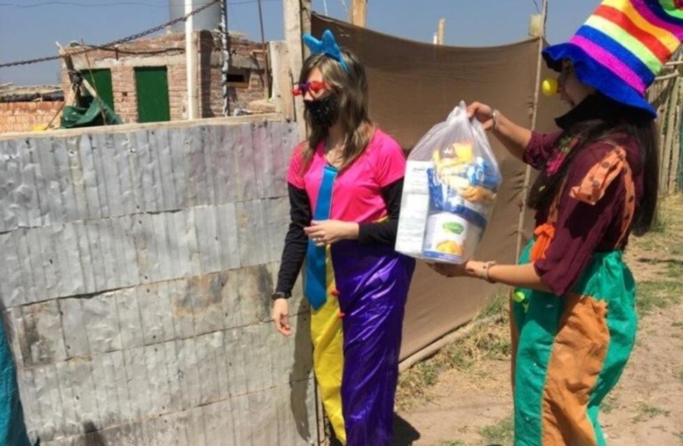 Maestras originales: entregaron mercadería y material educativo a sus alumnos