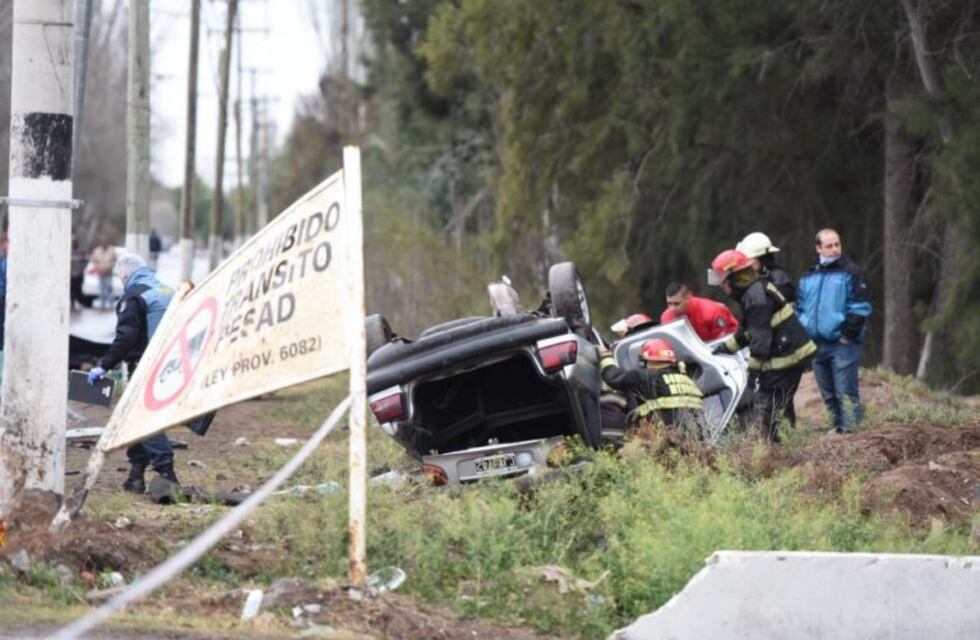 Murieron un hombre y una mujer en Las Heras tras un choque entre un auto y un micro