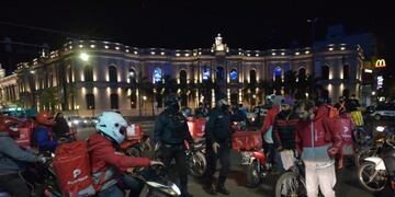 Los repartidores protestaban por las condiciones de trabajo y por una proyecto para que los taxistas hagan delivery\u002E