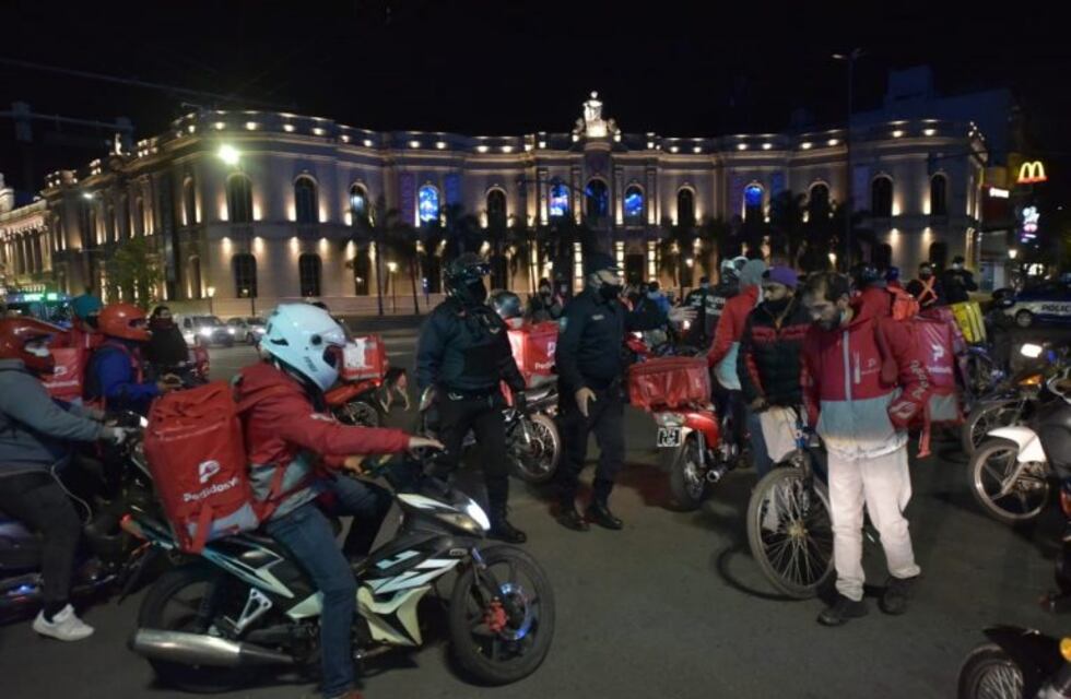 Enfrentamiento con la Policía en reclamo de repartidores de delivery