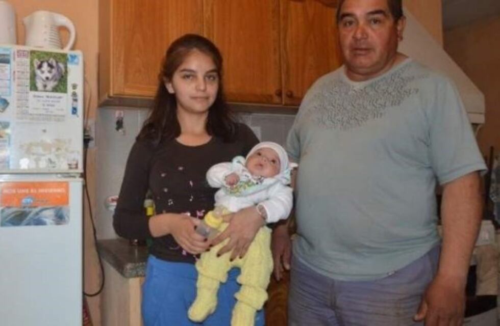 Le quemaron los dedos con un secador a un bebé y fueron procesados