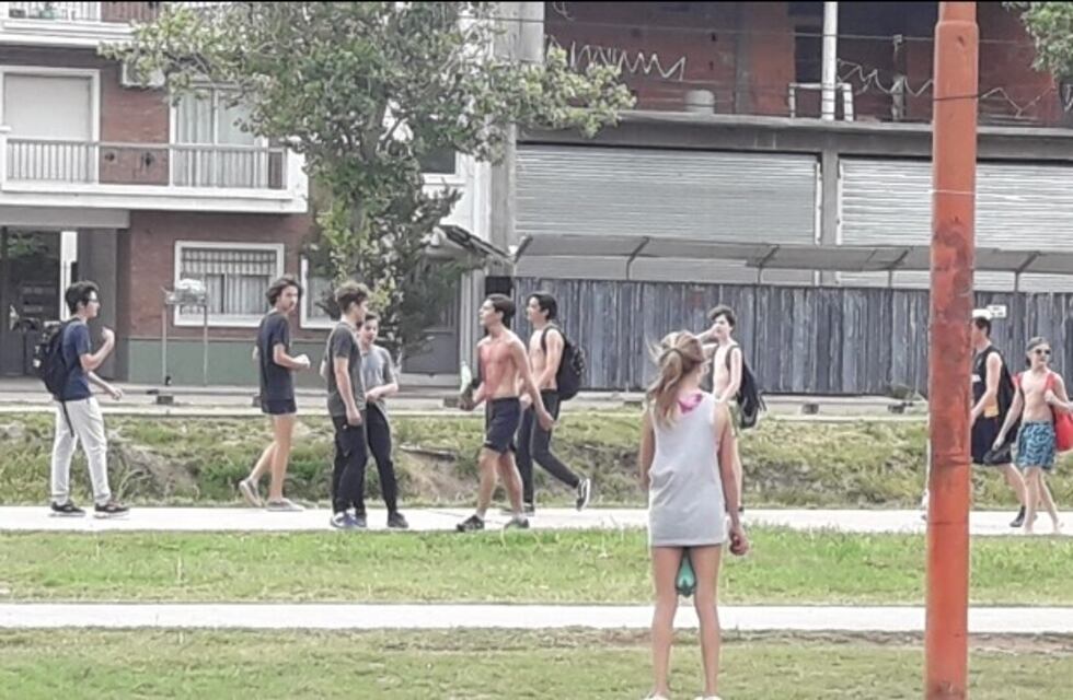 Alumnos generaron un caos frente al barrio Comahue