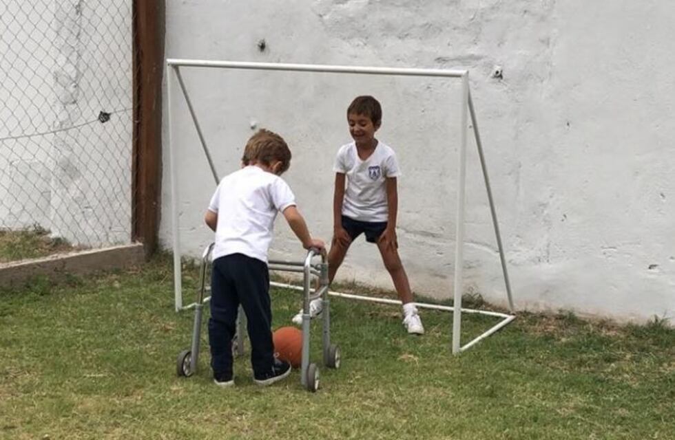 "Menos barreras, más amor", el video de dos chicos jugando que conmueve al país