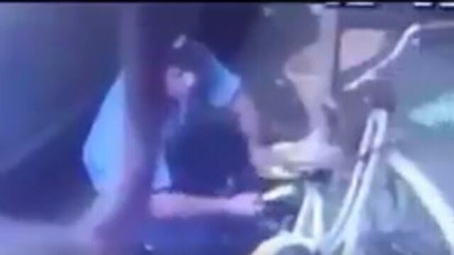 Grabaron a delincuentes robando una bicicleta.