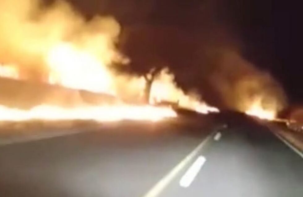 Incendio en ambos lados de la Ruta Nacional 38 a la altura de El Carrizal