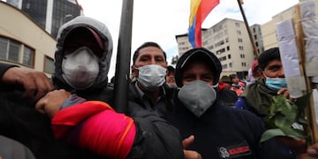 Manifestantes indígenas participan de una protesta este viernes en Quito (Ecuador)\u002E Crédito: EFE/ José Jácome