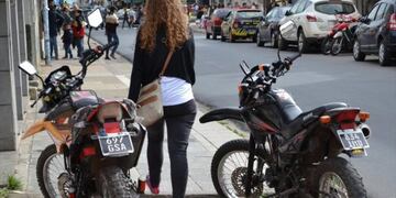 Multarán a las motos que circulen por la vereda\u002E (Web)