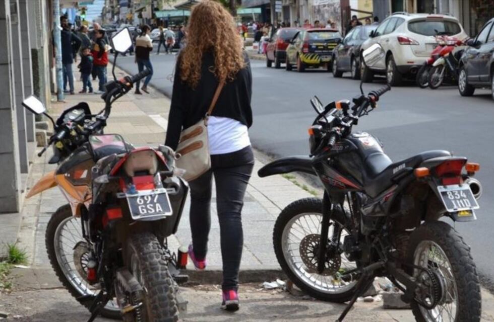 Manejar por la vereda en Corrientes te puede costar 16 mil pesos