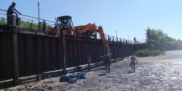 Limpieza del Río Gualeguaychú\nCrédito: Prensa Municipal
