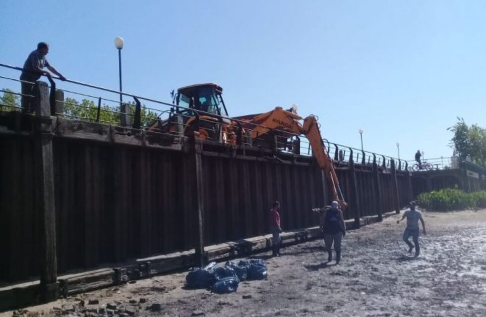 Aprovechan la bajante para limpiar en el Río Gualeguaychú