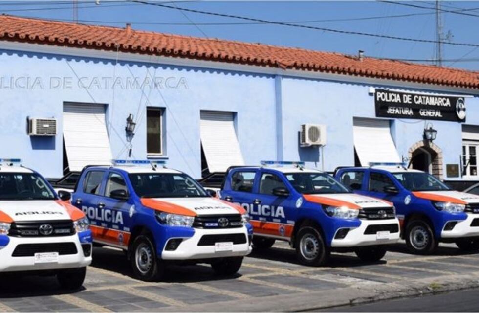 El gobernador Jalil entregó nuevas unidades móviles a la policía de la provincia