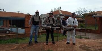 El equipo de fumigadores recorre las escuelas del municipio\u002E