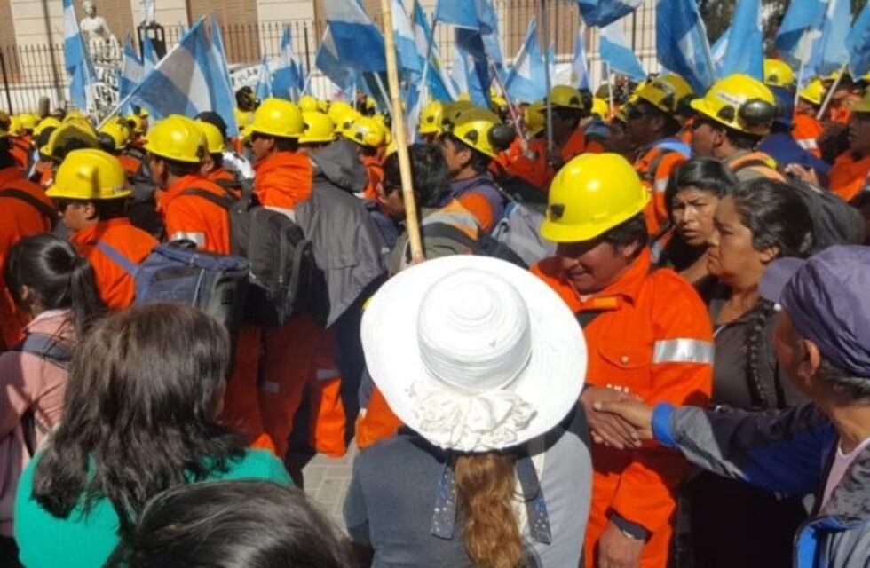 Ingresó a la ciudad la marcha de mineros de El Aguilar