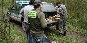 Personal del Escuadrón 20 de Orán de Gerndarmería Nacional detuvo en Salta a tres personas que llevaban 67 kilos de cocaina ocultos en una camioneta (DYN)