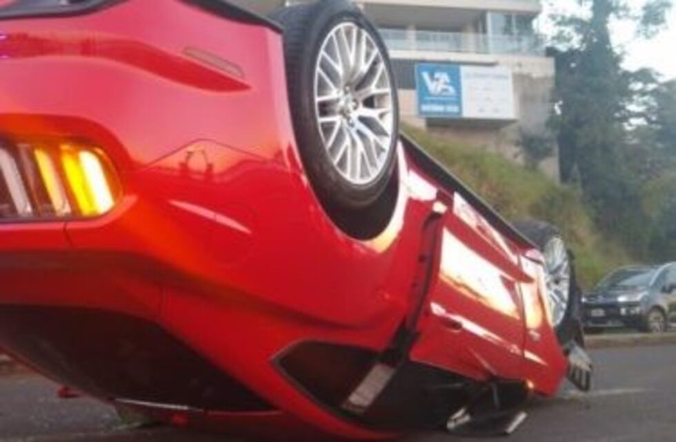 No aparece el dueño del Mustang que volcó en la Costanera y luego escapó