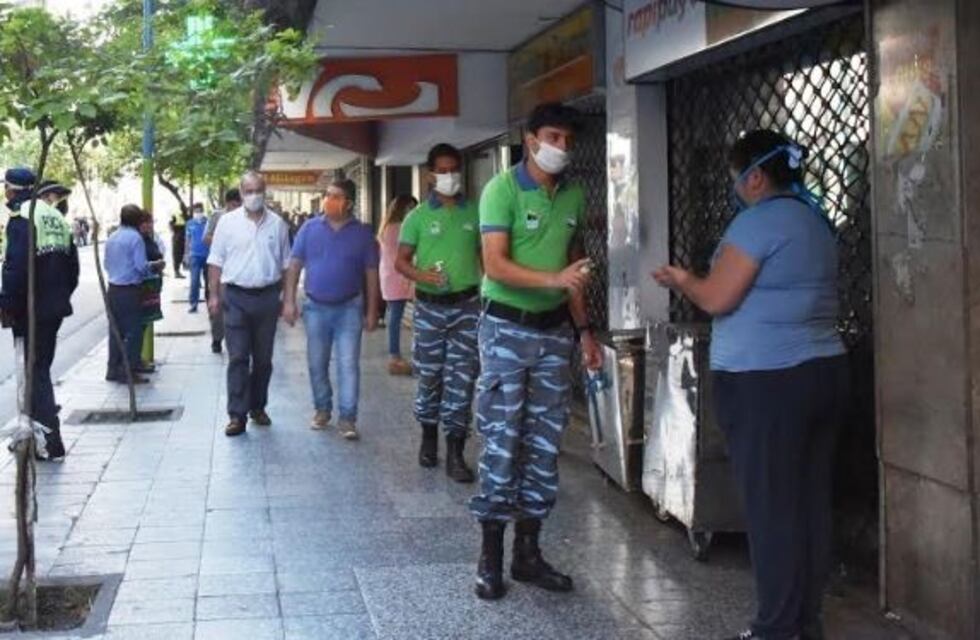 Efectivos repartieron esta mañana alcohol en gel y barbijos entre las personas que hicieron fila en los bancos