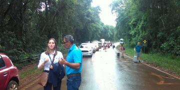 Los turistas cruzan el corte a pie para llegar a la termina aérea\u002E