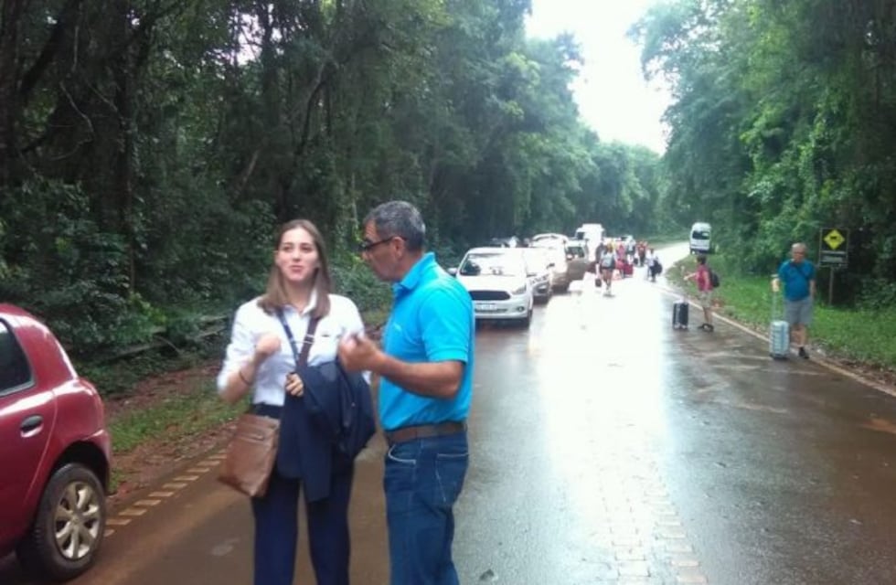 Obreros cortan el acceso al aeropuerto de Iguazú