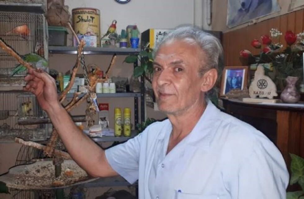 La historia del "veterinario del pueblo" que atiende gratis a los animales