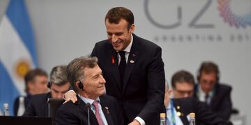 El presidente Mauricio Macri es saludado por su par francés, Emmanuel Macron, durante la cumbre del G20 realizada en Buenos Aires, Argentina\u002E (G20 Press Office via AP)