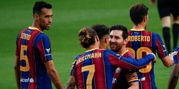 GRAF7421\u002E BARCELONA, 19/09/2020\u002E- El delantero francés del FC Barcelona Antoine Griezmann (7) celebra con el delantero argentino Lionel Messi (2d), durante el partido correspondiente al trofeo Joan Gamper disputado en el estadio Camp Nou ante el Elche CF\u002E EFE/Quique García