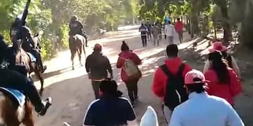 Caballería devuelve a su país a bolivianos que cruzaron ilegalmente a Salta\u002E (VideoTar)