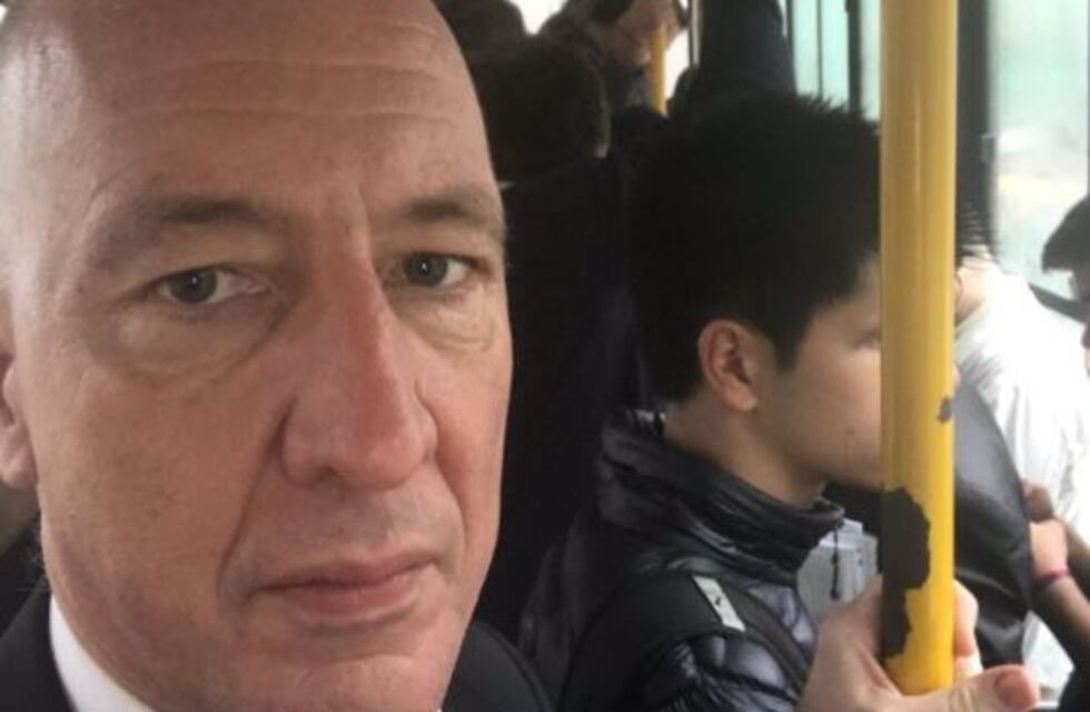 El embajador británico se tomó un colectivo para llegar a la embajada