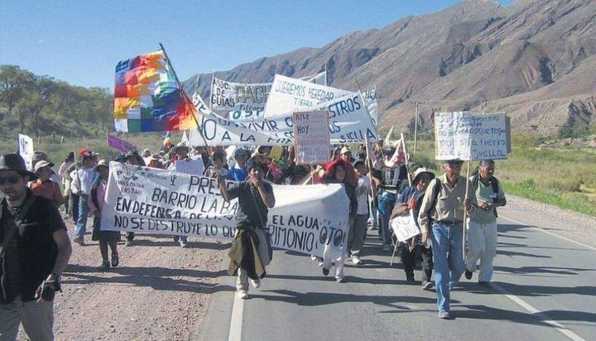 Vecinos reclamando por el servicio de agua en la ruta 51\u002E (El Tribuno)