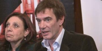 MONTEVIDEO (URUGUAY), 12/05/2015.- El director general y artu00edstico del Teatro Colu00f3n, Daru00edo Lopu00e9rfido, habla durante una ceremonia hoy, martes 12 de mayo de 2015, en Montevideo (Uruguay). El teatro uruguayo Solis y el argentino Colu00f3n intercambiaru00e1n producciones operu00edsticas, orquestas y artistas en virtud de un convenio de colaboraciu00f3n que las autoridades de ambas entidades firmaron hoy en Montevideo. EFE/Rubu00e9n Figueroa rn MONTEVIDEO URUGUAY dario loperfido anuncio intercambio de producciones operisticas director del teatro colon conferencia de prensa