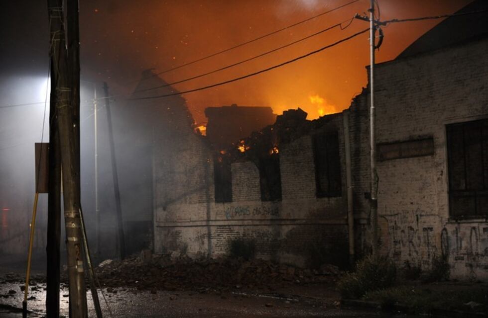 Hay peligro de derrumbe tras el incendio de un depósito de papel en Gerli