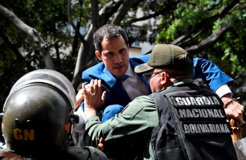Así fue el momento en que Juan Guaidó se enfrentó a la Policía para entrar al Parlamento de Venezuela
