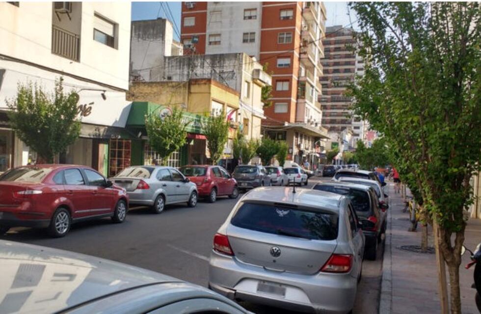 Estacionamiento permitido en ambos lados por las fiestas
