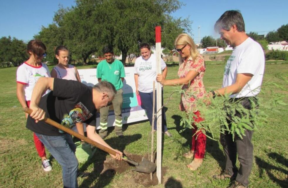 Alejandro Lerner plantó un árbol en el predio Doña Pica de Jesús María