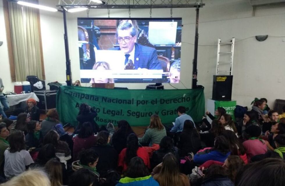 Así se festejó en el centro rosarino la media sanción sobre la despenalización del aborto
