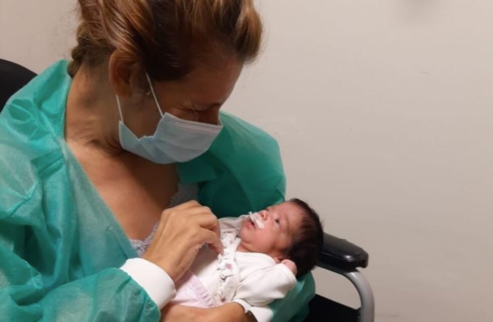Vencer al Covid: fue mamá, estuvo internada y pudo conocer a su hija después de casi dos meses