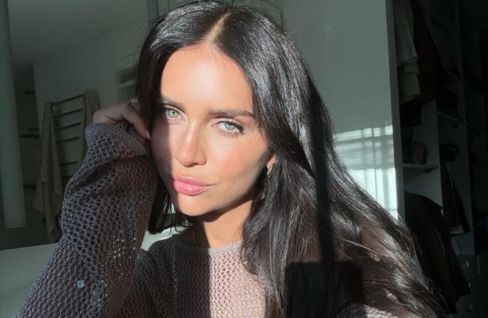 Zaira Nara derrochó sensualidad con un vestido de encaje rojo pasión y mega tajo