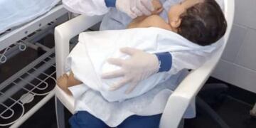 Oliver junto a una enfermera del Hospital de Zárate