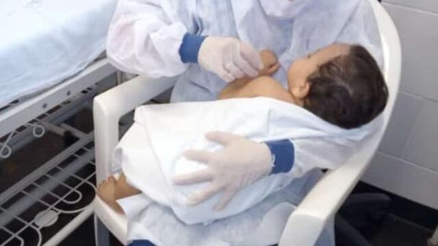 Oliver junto a una enfermera del Hospital de Zárate