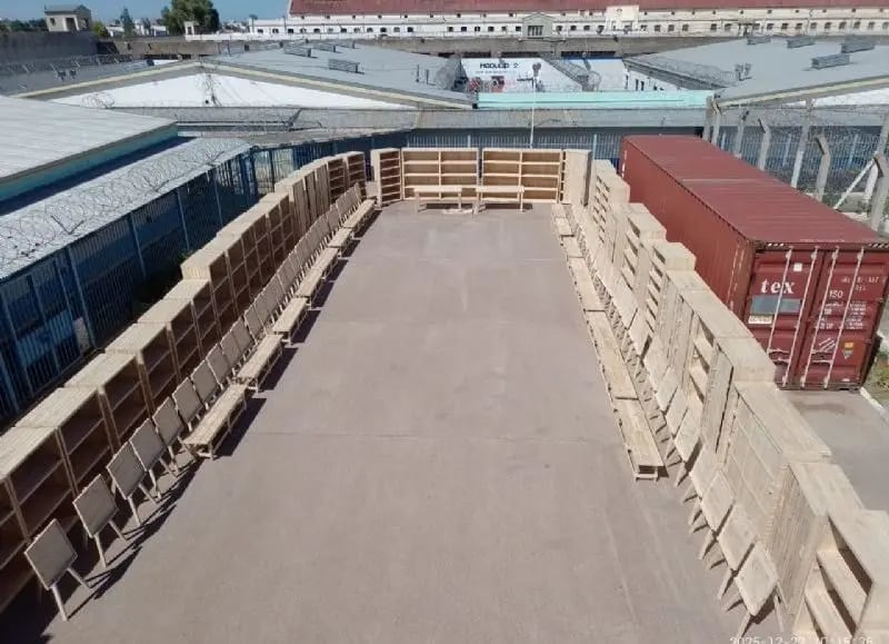 Presos de Bahía Blanca fabricaron mobiliario y fueron donados a 7 escuelas de Ingeniero White