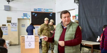 Alberto Weretilneck ya votó en Río Negro para definir los candidatos de las elecciones nacionales.