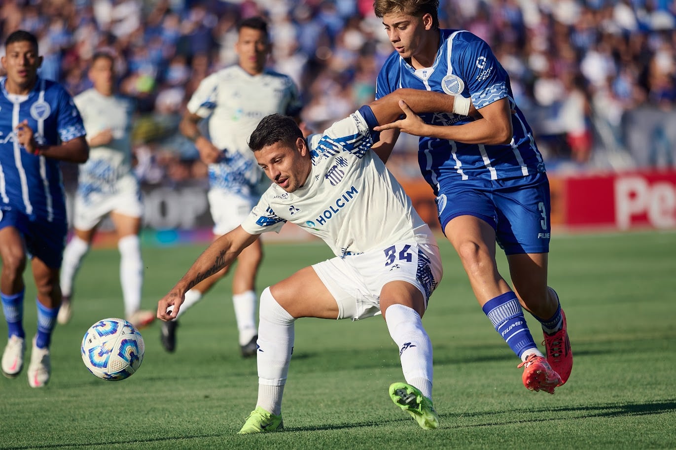 Sebastián Palacios lucha contra un rival en el partido entre Godoy Cruz y Talleres de la fecha 3 del Apertura 2025