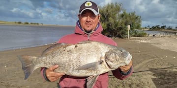 Impresionantes corvinas negras pescadas en el río Quequén Salado