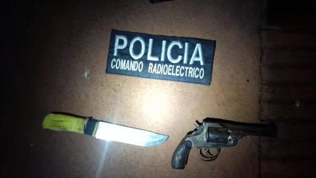 Detuvieron a un hombre en Puerto Rico que caminaba con un arma y con un cuchillo.