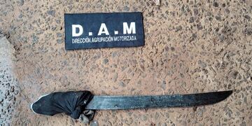 Detienen a dúo amenazaba con un arma blanca a vecinos de Eldorado a cambio de dinero.