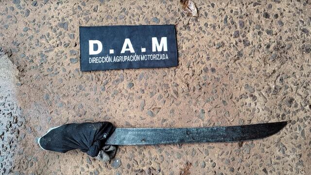 Detienen a dúo amenazaba con un arma blanca a vecinos de Eldorado a cambio de dinero.