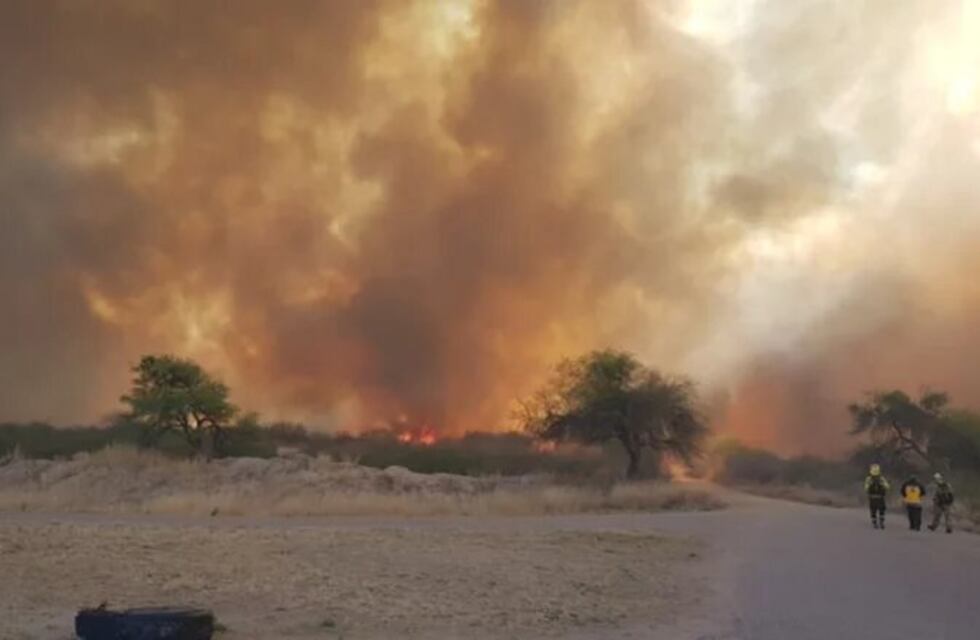 Bomberos voluntarios sanjuaninos brindan ayuda a San Luis para combatir los incendios forestales