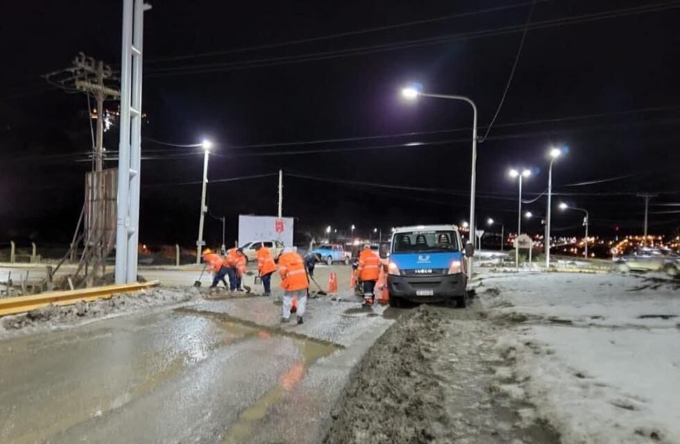La Municipalidad realiza bacheos y tareas de mantenimiento en operativos nocturnos